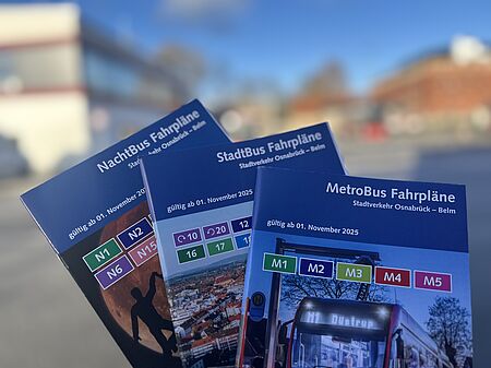 Ausgelegte Fahrplanhefte der V O S Osnabrücker Stadt im Außenbereich, gültig ab dem 01. November 2025. 