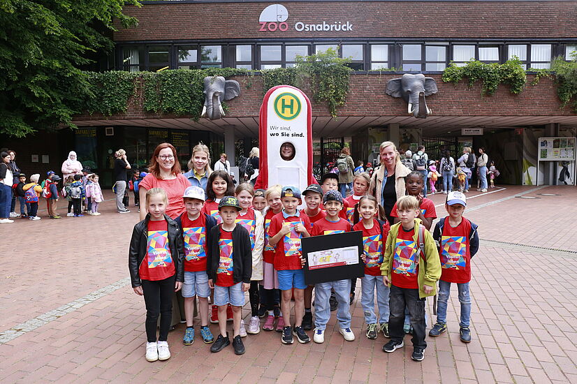 Gruppenfoto der Schulanfänger der grundschule Hesepe vor dem Osnabrücker Zoo