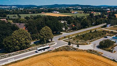 Luftaufnahme Haltestelle mit Linienbussen im Osnabrücker Land.