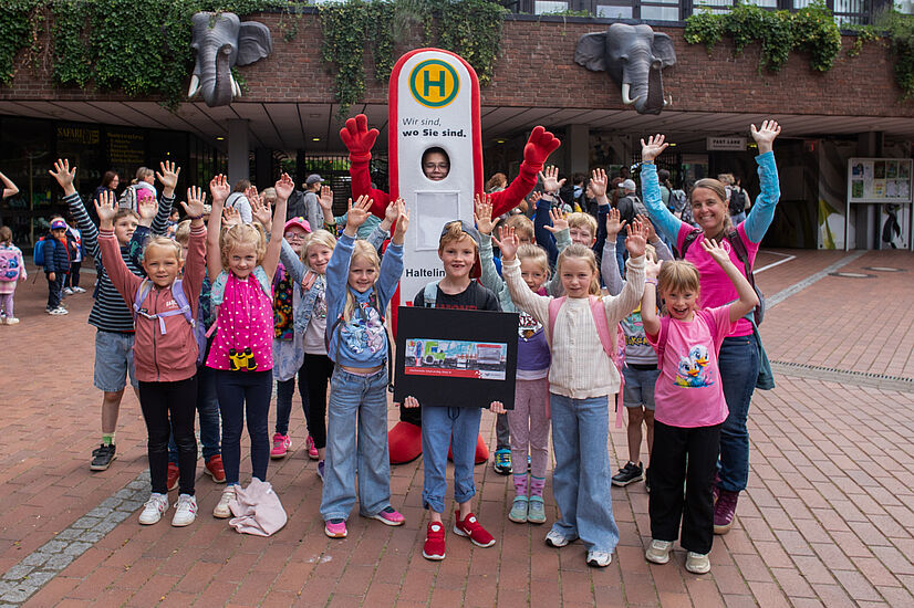 Schulanfängeraktion 2025 der V O S mit Haltelinchen und der Grundschule Bissendorf vor dem Zoo.