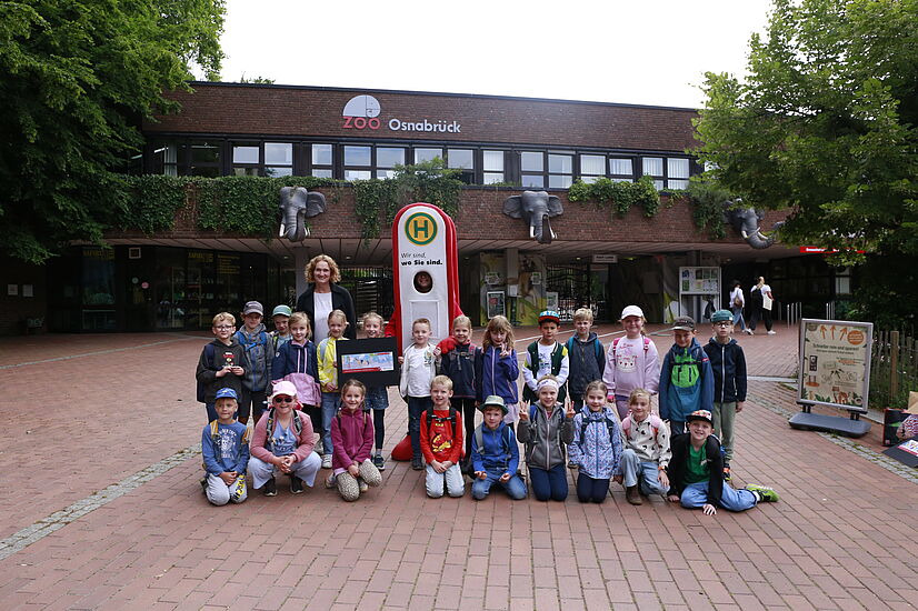 Schulanfängeraktion 2025 der V O S mit Haltelinchen und der Grundschule Katharinaschule (Wallenhorst) vor dem Zoo.