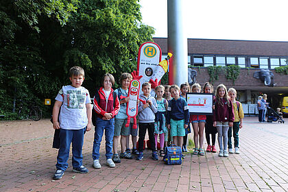 Grundschüler i - Männchen aus Ueffeln vor dem Eingang des Osnabrücker Zoos.