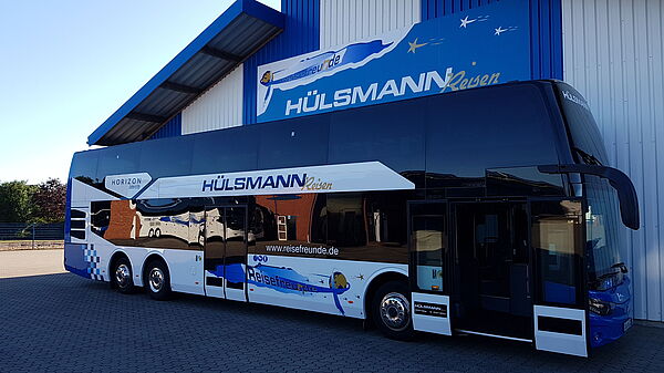 Aktuelles Bild eines Hülsmann-Busses vor dem Hülsmann-Gebäude.