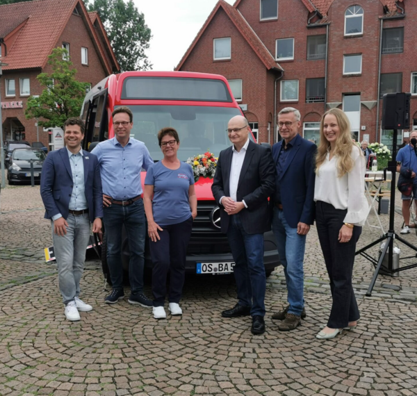 Start der BürgerBus-Linie 516 mit Landrätin, Landrat, Bürgermeister und Geschäftsführer Beckermann. 