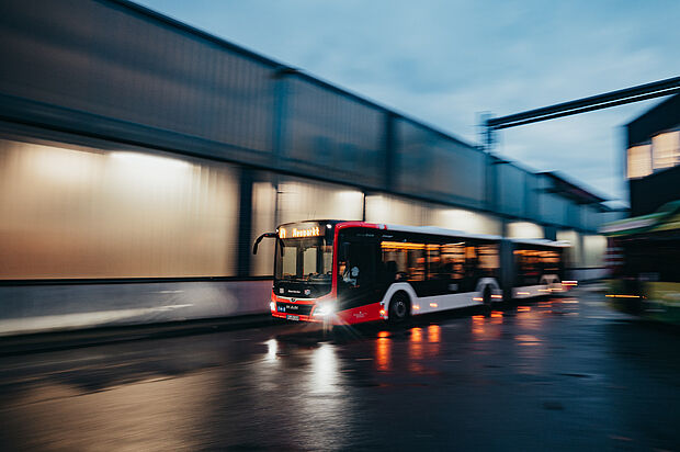 Fahrender Bus in der Dämmerung. 