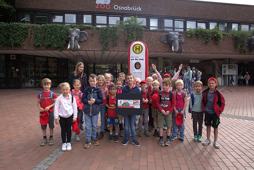 Schulanfängeraktion 2025 der V O S mit Haltelinchen und der Grundschule am Salzbach (Bad Laer) vor dem Zoo.