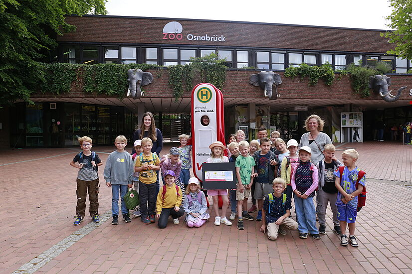 Schulanfängeraktion 2025 der V O S mit Haltelinchen und der Grundschule Ostercappeln vor dem Zoo.