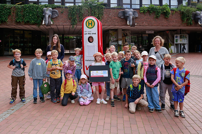 Schulanfängeraktion 2025 der V O S mit Haltelinchen und der Grundschule Ostercappeln vor dem Zoo.