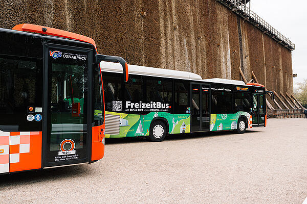 FreizeitBus mit neuer Beklebung und Logo vor den Salinen in Bad Rothenfelde, 2025.