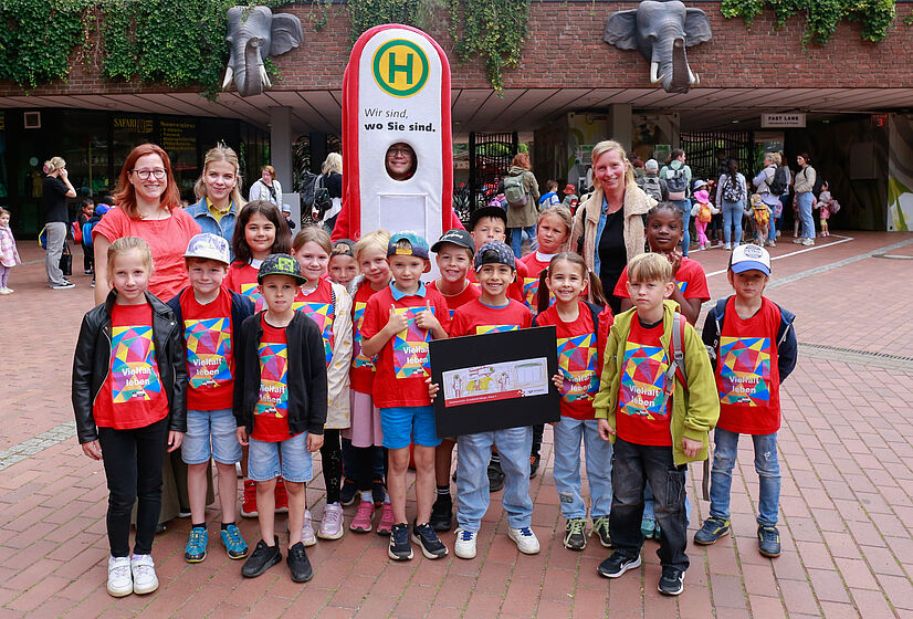 Schulanfängeraktion 2025 der V O S mit Haltelinchen und der Grundschule Hesepe vor dem Zoo.