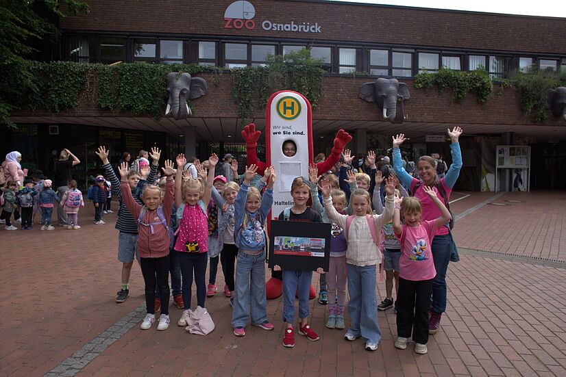 Schulanfängeraktion 2025 der V O S mit Haltelinchen und der Grundschule am Berg (Bissendorf) vor dem Zoo.