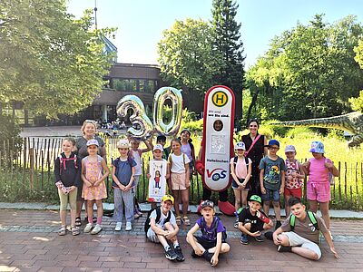Gruppenfoto der Grundschule Meyerhofschule aus Wallenhorst mit Haltelinchen vor dem Zoo.