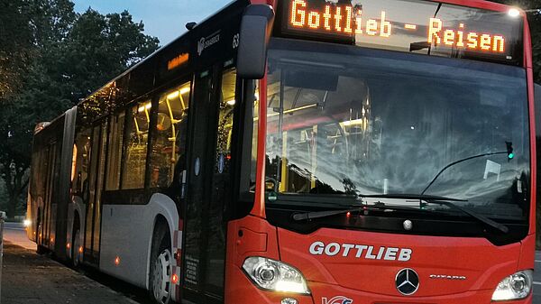 Roter Linienbus von Gottlieb Reisen mit der Frontanzeige. 