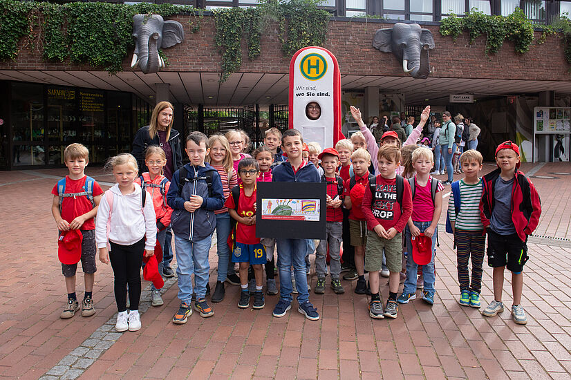Schulanfängeraktion 2025 der V O S mit Haltelinchen und der Grundschule am Salzbach vor dem Zoo.