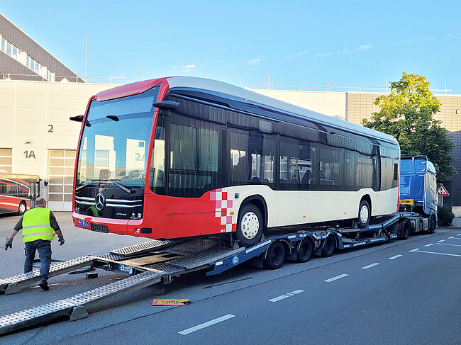Ankunft der neuen E-Solobusse auf dem Betriebshof bei der SWO Mobil.