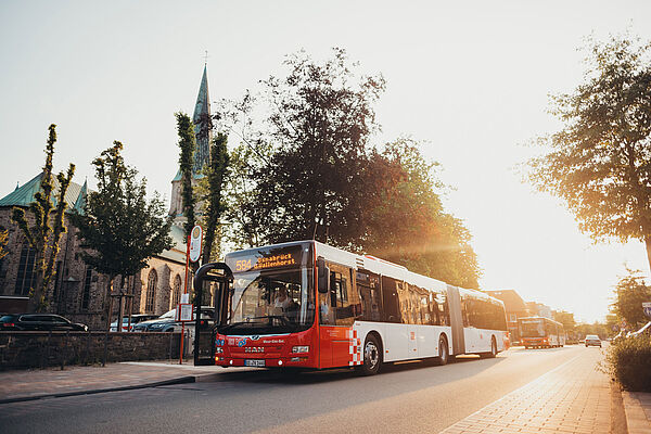 Ein Bus an Haltestelle in Wallenhorst im Sonnenuntergang