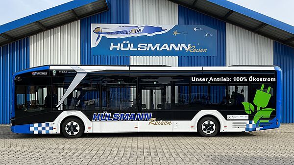 Aktuelles Bild eines Hülsmann-Busses vor dem Hülsmann-Gebäude.