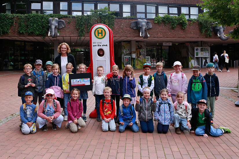 Schulanfängeraktion 2025 der V O S mit Haltelinchen und der Grundschule Katharinaschule aus Wallenhorst vor dem Zoo.
