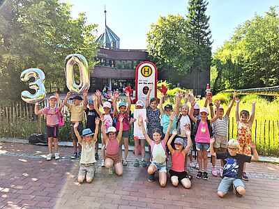 Gruppenfoto der Grundschule Overbergschule mit Haltelinchen vor dem Zoo.