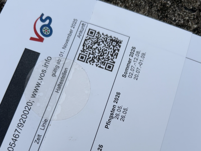 QR-Code an einer Haltestelle zum Abruf von Fahrplaninformationen.