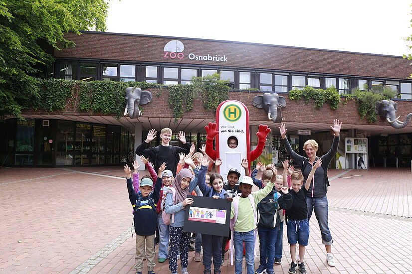 Schulanfängeraktion 2025 der V O S mit Haltelinchen und der Grundschule Haste vor dem Zoo.