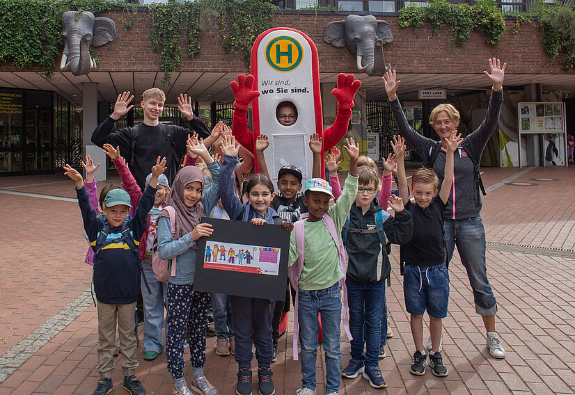 Schulanfängeraktion 2025 der V O S mit Haltelinchen und der Grundschule Haste vor dem Zoo.