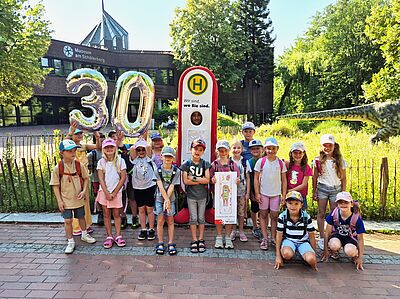 Gruppenfoto der Grundschule Glane mit Haltelinchen vor dem Zoo.