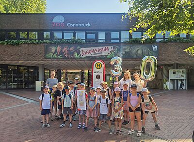 Gruppenfoto der Grundschule Diesterwegschule aus Osnabrück mit Haltelinchen vor dem Zoo.