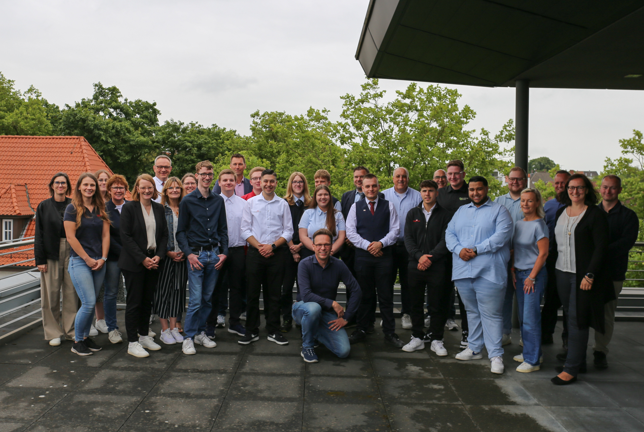 Das Foto zeigt den Abschluss-Jahrgang 2025 der FiF-Ausbildung in der VOS.